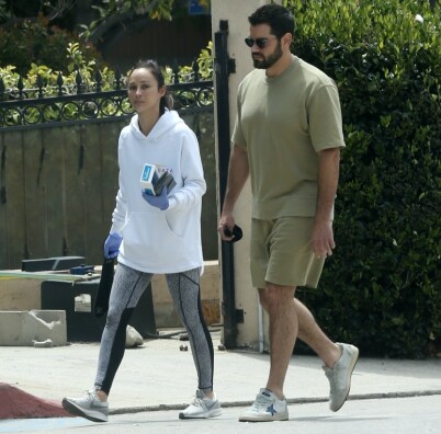 PÅ RUSLETUR: Her er Cara og Jesse gjenforent i Beverly Hills i Los Angeles. Duoen skal ha kjøpt en kartong med røyk før de gikk hjem sammen igjen. Foto: NTB Scanpix PÅ RUSLETUR: Her er Cara og Jesse gjenforent i Beverly Hills i Los Angeles. Duoen skal ha kjøpt en kartong med røyk før de gikk hjem sammen igjen. Foto: NTB Scanpix